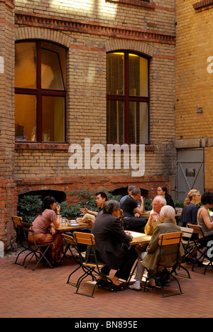 Sophie Gips Hoefe, "Barconi" Coffee-Shop, malerische Innenhöfe in der Nähe Oranienburger Strasse, Bezirk Mitte, Berlin, Deutschland. Stockfoto