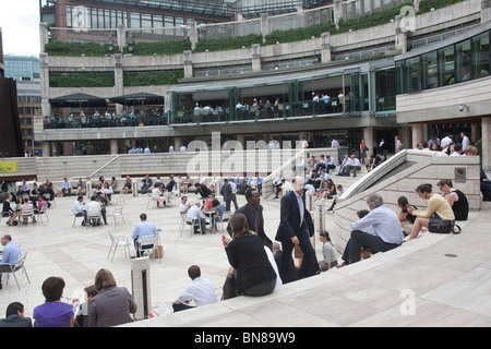 Stadtarbeiter entspannen während der Mittagspause in Broadgate Centre, City of London GB Großbritannien Stockfoto