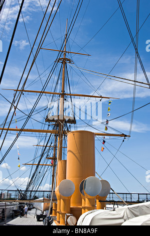 Die Decksfläche mit Trichter und Masten mit Takelage der HMS Warrior bei Portsmouth Naval Dockyard England Vereinigtes Königreich UK Stockfoto