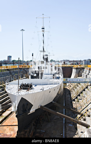 Ehemalige britische königliche Marine Kriegsschiff Typ M29 Monitor M33 im Trockendock in Portsmouth Historic Dockyard England Vereinigtes Königreich UK Stockfoto