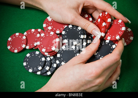 Poker-Spieler einen großen Stapel Chips Rechen Stockfoto