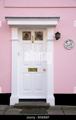 Weiße Tür für ein Haus in Emsworth. Hampshire. VEREINIGTES KÖNIGREICH. Stockfoto