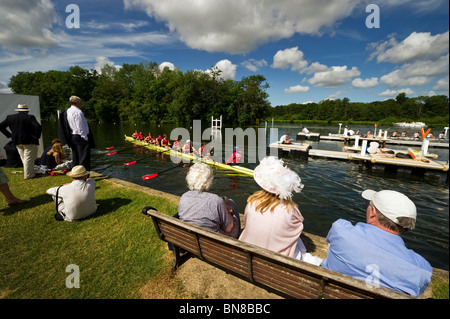 Zuschauer und Zuschauer säumen den Fluss Themse genießen Henley Royal Regatta. Stockfoto