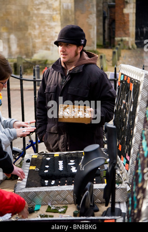 Schmuck-Verkäufer auf einen Stand auf der Kunst- und Handwerksmarkt Samstag im Garten des "Alle Heiligen Kirche Garten", Cambridge. Stockfoto
