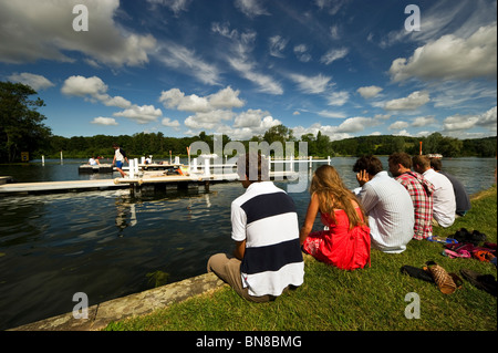 Zuschauer und Zuschauer säumen die Themse genießen Henley Royal Regatta eine jährliche UK Anlass im Sommer. Stockfoto