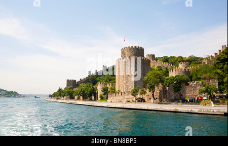 Rumeli Festung in Istanbul, Türkei am Fluss Bosporus mit einem blauen Himmelshintergrund Stockfoto