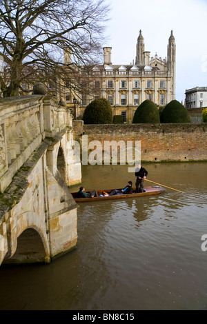 Studenten-Punt / punting auf dem Fluss Cam und die Westfassade des Clare College der Universität Cambridge. Aus dem Rücken gesehen. VEREINIGTES KÖNIGREICH. Stockfoto