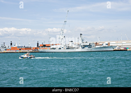 Britische königliche Marine Typ 23 Herzog Klasse Fregatte HMS Iron Duke F234 angedockt Portsmouth Naval Dockyard England Vereinigtes Königreich UK Stockfoto