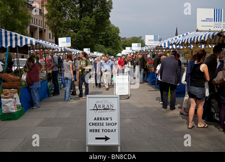 Shopper am Edinburgh Farmers Market, Schottland Großbritannien Europa Stockfoto