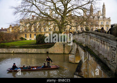 Studenten-Punt / punting auf dem Fluss Cam und die Westfassade des Clare College der Universität Cambridge. Aus dem Rücken gesehen. VEREINIGTES KÖNIGREICH. Stockfoto