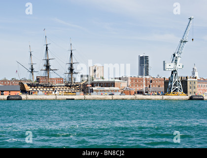 Britische königliche Marine historische Kriegsschiff HMS Victory in Portsmouth Naval Dockyard mit Dockside Kran England Vereinigtes Königreich UK Stockfoto