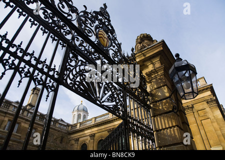 Einfahrtstor / Tore / Tor am Eingang des Clare College von Trinity Lane. Cambridge Universität. Stockfoto