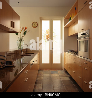 Schiefer Fliesen und Glas Doppeltüren in Pantry-Küche mit hellen Holz ausgestattete Einheiten Stockfoto