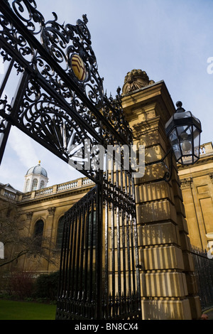 Einfahrtstor / Tore / Tor am Eingang des Clare College von Trinity Lane. Cambridge Universität. Stockfoto