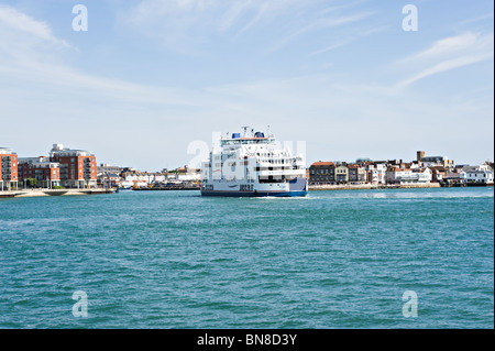 Die Wightlink Auto und Personenfähre St.Clare nähert sich Portsmouth Harbour Fluss Solent Hampshire England Großbritannien Stockfoto