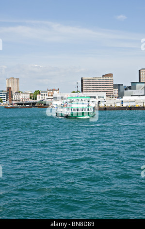 Die grünen Gosport Passagier Fähre verlässt Portsmouth Harbour im Fluss Solent Hampshire England Vereinigtes Königreich UK Stockfoto