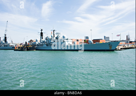 Royal Navy geben 42 Sheffield-Klasse Zerstörer HMS Gloucester D96 angedockt an der Portsmouth Naval Dockyard England UK Stockfoto