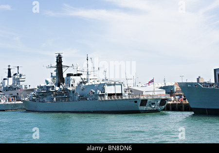 Britische königliche Marine Kriegsschiff Typ 23 Fregatte HMS Lancaster F229 angedockt an Portsmouth Naval Dockyard England Großbritannien Stockfoto