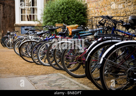 Schüler / Studenten Fahrräder an der Universität Cambridge, eingesperrt von außen Trinity College. Trinity Lane, Cambridge. Cambridgeshire Stockfoto