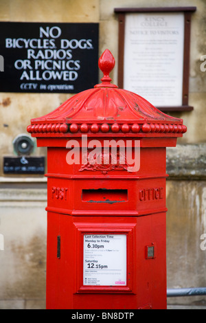 Viktorianischer Briefkasten / Pillarbox außerhalb Kings College, an der Parade des Königs, Cambridge. VEREINIGTES KÖNIGREICH. Stockfoto