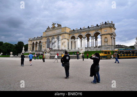 Touristen vor Gloriette Stockfoto