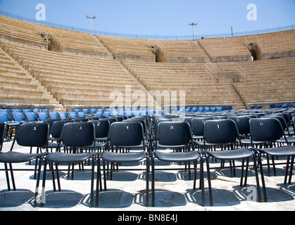 Nummerierte Sitzplätze im Amphitheater in Caesarea, Israel Stockfoto