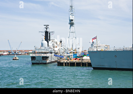 Königliche Marine Typ 42 Kriegsschiff Zerstörer HMS Edinburgh D97 angedockt an der Portsmouth Naval Dockyard England Vereinigtes Königreich UK Stockfoto