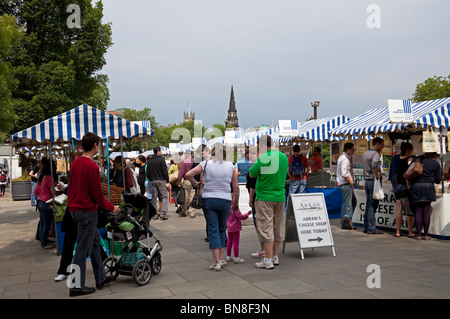 Männliche weibliche Shopper in Edinburgh Farmers Market, Scotland UK Europe Stockfoto