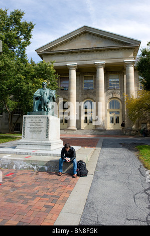 Statue von Andrew Dickson White vor Goldwin Smith Hall Cornell University Campus Ithaca New York Region der Finger Lakes Stockfoto