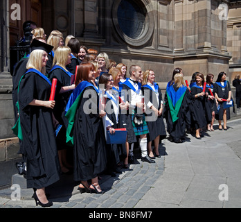 Männliche und weibliche Absolventen seinem Abschluss an der Universität Edinburgh, Schottland, Vereinigtes Königreich, Europa Stockfoto