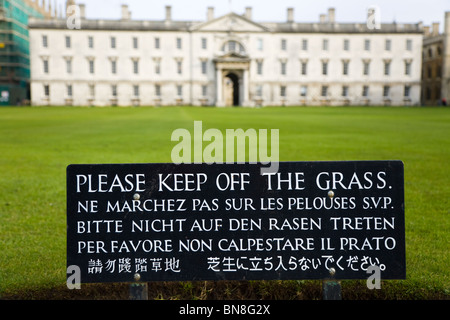 'Keep off the Grass' Schild an wieder Rasen vor der Gibb Gebäude, von der Rücken des Kings College, Cambridge. Stockfoto