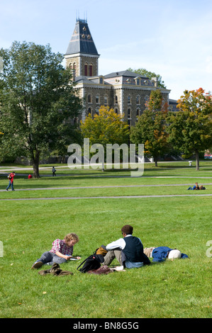 Studenten auf Kunst Quad Rasen Cornell University Campus Ithaca New York Region der Finger Lakes Stockfoto