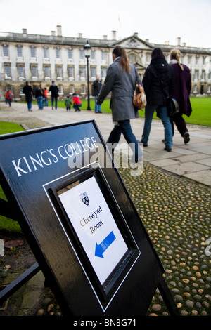 Melden Sie sich sagen "Kings College" vor Gericht, Kings College, Cambridge University. Die Gibb-Gebäude ist im Hintergrund. Stockfoto