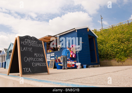 Ein Getränke-Shop speichern am Strand in Southwold, Suffolk, England, Großbritannien, Uk Stockfoto