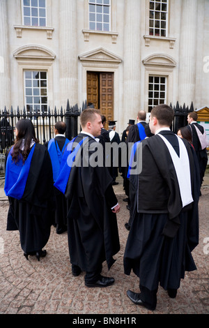 Absolventen in Graduierung Kleider / Diplom / Abschlussklassen Preisverleihung an der Universität Cambridge Roben. Cambridge. VEREINIGTES KÖNIGREICH. Stockfoto