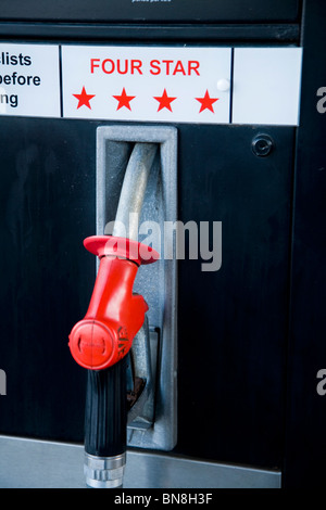 4 Sterne/4 sterne Zapfsäule an der Tankstelle knozzle/alte überholte alte vintage Pumpen an der Tankstelle garage Vorplatz. Großbritannien Stockfoto