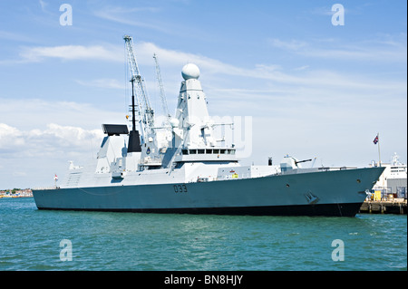 Königliche Marine Art 45 Zerstörer HMS Dauntless D33 in Portsmouth Naval Dockyard England Großbritannien angedockt Stockfoto