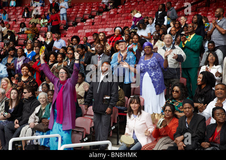 Abschnitt des Publikums bei der 2010 London weltweiten Gebetstag. West Ham United Football Club, Upton Park, London, England. Stockfoto