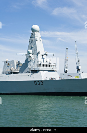 Königliche Marine Art 45 Zerstörer HMS Dauntless D33 in Portsmouth Naval Dockyard England Großbritannien angedockt Stockfoto