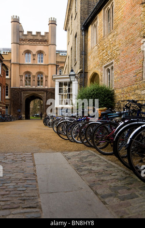 Schüler / Studenten Fahrräder an der Universität Cambridge, eingesperrt von außen Trinity College. Trinity Lane, Cambridge. Cambridgeshire Stockfoto