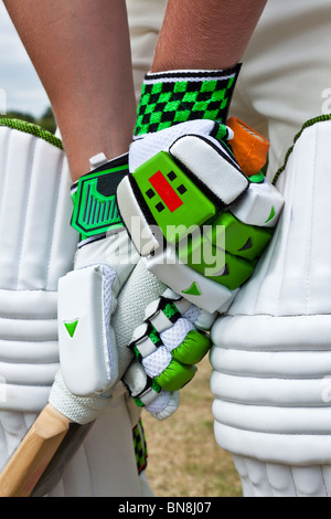 Cricket-Schlagmann lag bei der Falte halten die Fledermaus Stockfoto