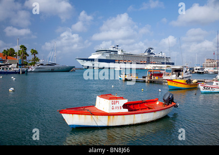 Die Marina und den Hafen von Oranjestad, Aruba mit der Celebrity Cruise Schiff Millennium. Stockfoto