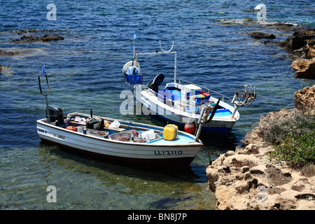 Angelboote/Fischerboote vor Anker in der Nähe von Coral Bay Pafos Zypern EU Europäische Union Europa Stockfoto