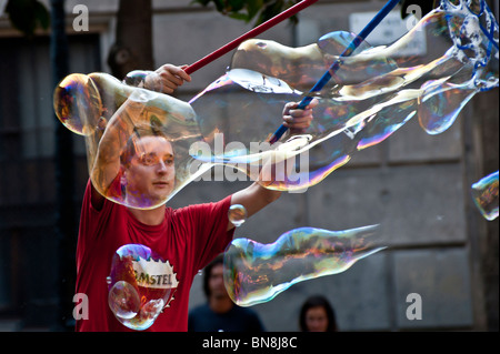 Performer weht Riesenseifenblasen, Barcelona, Spanien. Stockfoto