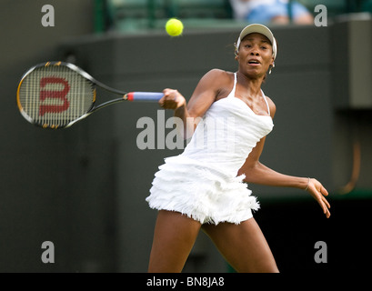 Venus Williams (USA) in Aktion während Wimbledon Tennis Championships 2010 Stockfoto