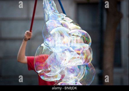 Performer weht Riesenseifenblasen, Barcelona, Spanien. Stockfoto