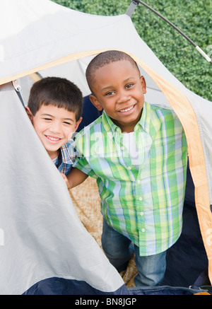 Jungs spielen im Zelt Stockfoto