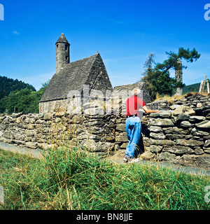 Mann & ST Kevins Kirche 11. Jahrhundert GLENDALOUGH COUNTY WICKLOW Irland Stockfoto