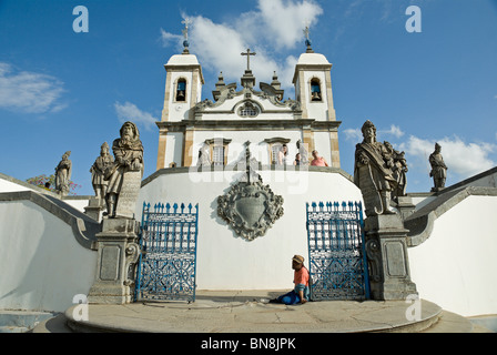 Basilika von der Santuario Do Bom Jesus de Matosinhos, mit den 12 Propheten von Aleijadinho. Congonhas, Minas Gerais, Brasilien Stockfoto