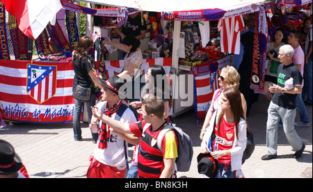 Fans FANS AUF DEM WEG ZUM CAMP NOU BARCELONA FÜR DAS SPIEL ATLETICO MADRID V SEVILLA, Stände, T-Shirts und Fahnen Stockfoto